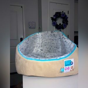 Whisker City Cat Bed (NWT)